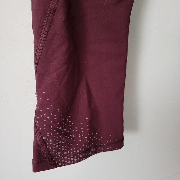 Lululemon Tight Stuff Womens 8 Two Tone Cropped Capris Workout Leggings Rasberry - Picture 4 of 6